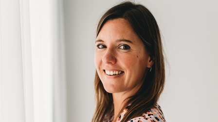 Eine lächelnde Frau.