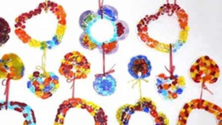 Bunte Herzen und Blumen aus Glas