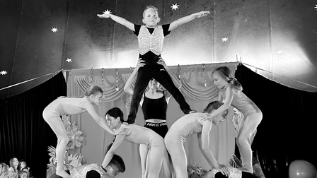 Kinder bilden eine Menschenpyramide.