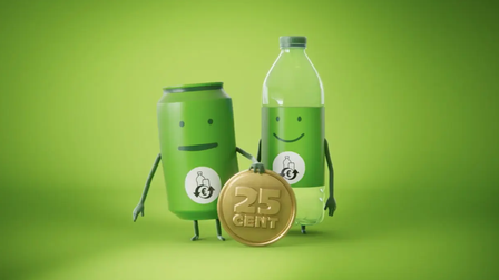 grüne Dose und Flasche mit grünem Aufdruck und Gesichtern halten eine 25 Cent Münze