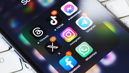 geöffneter Ordner auf einem Smartphone mit verschiedenen Social Media Apps 