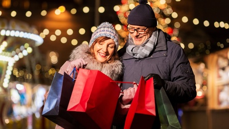 Ein Paar beim Einkaufen auf einem Weihnachtsmarkt