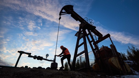 Eine Ölpumpe und ein Arbeiter