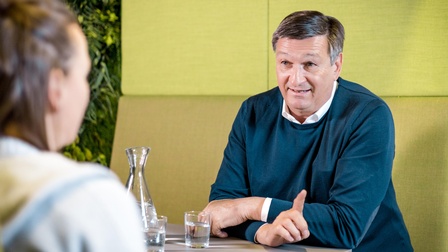 Präsident Jürgen Mandl im Gespräch.