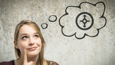 Eine junge Frau, die sich Gedanken über ihre berufliche Zukunft macht.