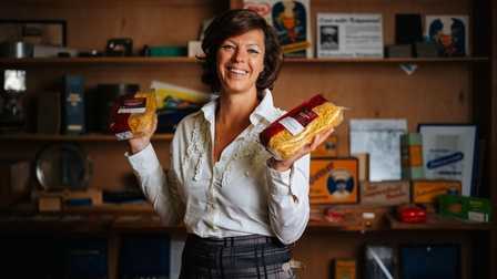 Eine Frau mit Teigwaren in den Händen.