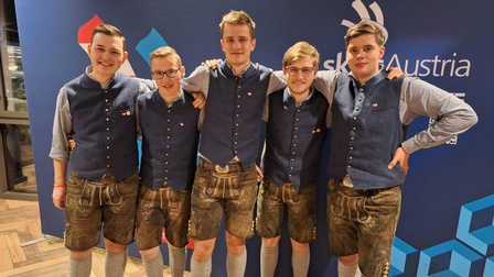 Eine Gruppe von jungen Männern.