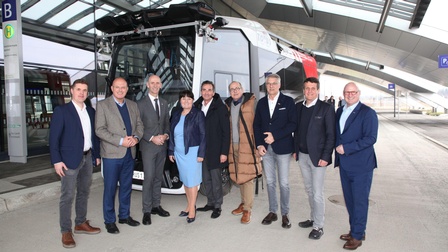 Gruppenfoto vor selbstfahrenden Bus am Bahnhof Weststeiermark
