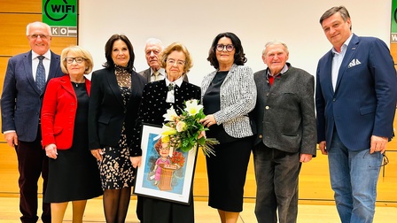 WK-Präsident Jürgen Mandl und die neue Obfrau NAbg. Elisabeth Scheucher dankten Helene Gstättner, die für ihre Leistungen zur Ehrenobfrau ernannt wurde.