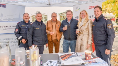 Gruppenfoto mit drei Polizisten, einer Vertreterin der Wirtschaftskammer, einem Nationalrat und einem Unternehmer