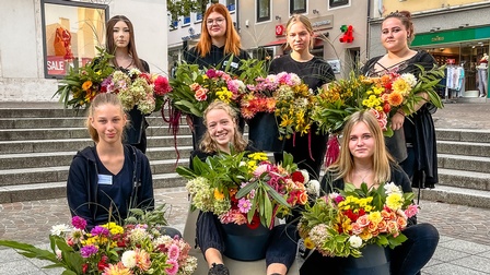 Junge Floristinnen beim Floristen-Flashmob in Villach
