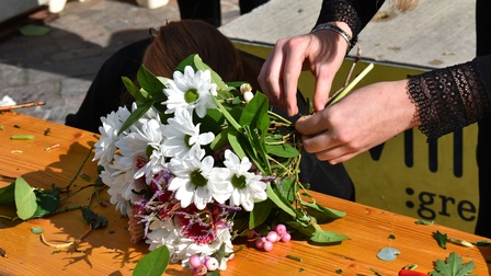 Ein Blumenstrauß liegt auf einen Tisch und wird gerade fertig gebunden