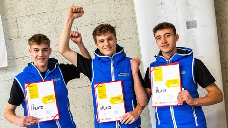 Siegerfoto mit Urkunden