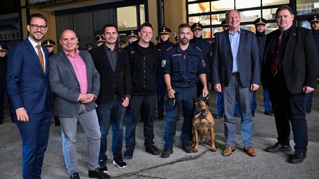 Gruppenfoto mit Polizei-Datenspürhund Duke