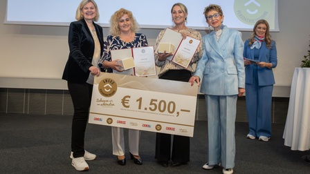 Gruppenfoto mit Scheck