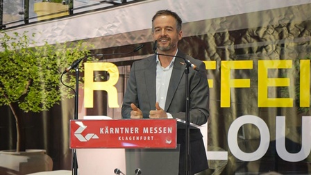 Storfer hinter dem Rednerpult bei der Messeeröffnung