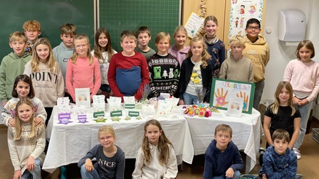 Die Schülerinnen der 4b der Volksschule 5 St. Martin mit ihren Produkten auf einem Tisch vor ihnen