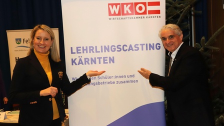 Hofmann und Kert vor einem Roll-up mit Lehrlingscasting