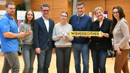 Gruppenfoto mit Schülern, Unternehmern sowie Vertretern von Wirtschaftskammer und AMS