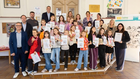 Gruppenfoto der ausgezeichneten Schülerinnen samt Urkunden und Medaillen.