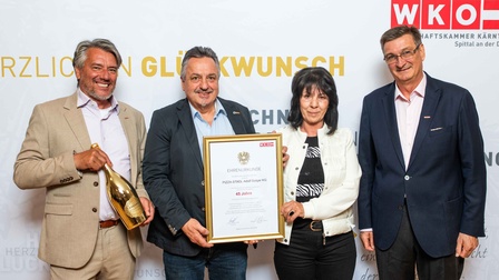 Zwei Mitglieder mit Urkunde mit Präsident und Bezirksstellenobmann