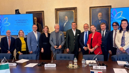Gruppenfoto der Teilnehmer im Konferenzraum