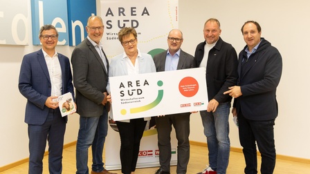 Gruppenfoto vor einem AREA SÜD Roll-up bei der Infotour in Villach