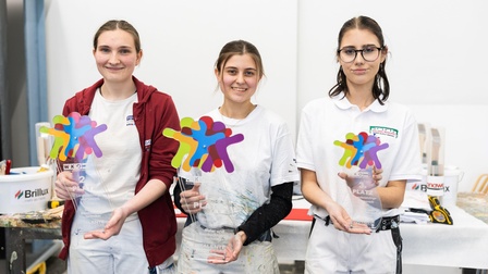 Die drei Erstplatzierten mit ihren Trophäen