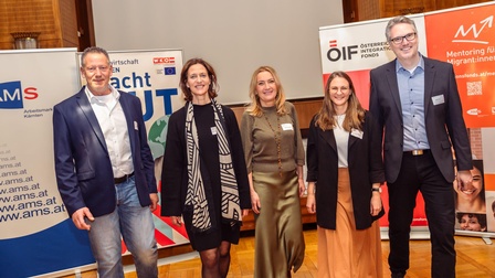 Drei Frauen flankiert von zwei Männern