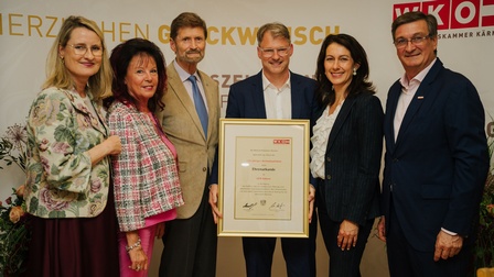 Familie Leeb mit Urkunde und WK-Präsident Jürgen Mandl sowie WK-Bezirksstellenobfrau Eva Hoffmann