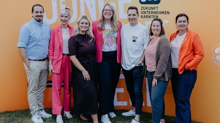 Gruppenfoto der JW-Funktionäre mit Bezirksobmann Sabitzer und den beiden 