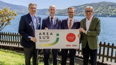 Gruppenfoto Mandl, Ehrenhöfer, Schuschnig und Herk mit AREA Süd Tafel in der Hand
