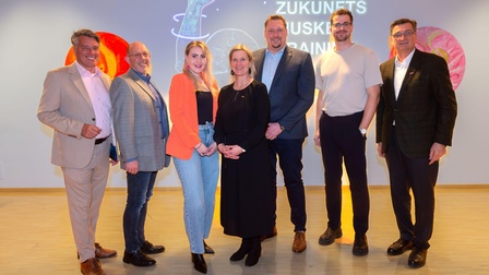 Gruppenfoto des Bezirksausschuss mit Keynote-Speaker Jakob Ledermann und WK-Präsident Jürgen Mandl