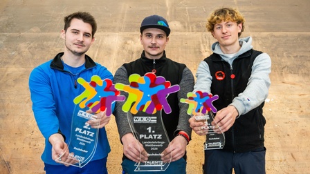 Die drei Sieger mit ihren Trophäen