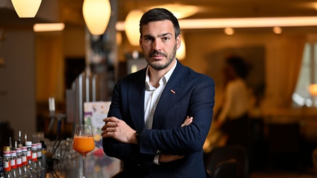 Portrait von Stefan Sternad - im Hintergrund eine Bar