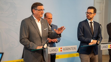 Foto von der Pressekonferenz mit Mandl und Schuschnig