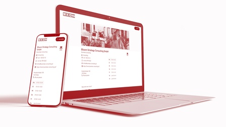 Aufgeklapptes Notebook mit an Monitor lehnendem Smartphone, auf Displays Ansichten der Website WKO Firmen A-Z: WKO Logo in weißer Schrift auf rotem Hintergrund, Bild eines Büroraumes in Bewegungsunschärfe und Unternehmensinfos
