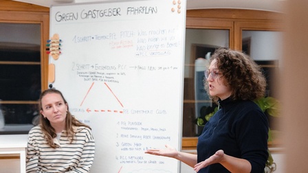 Zwei Personen bei einer Präsentation