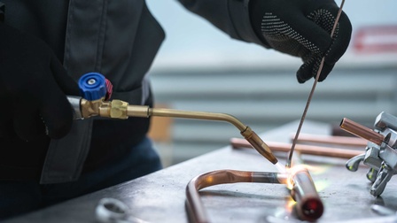 Installateur beim Hartlöten