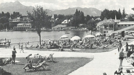 Strandbad Velden mit Schloss im Hintergrund