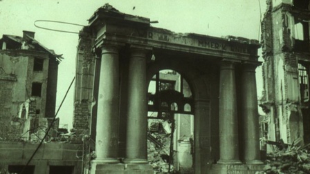 Zerstörtes Gebäude der Handelskammer 1945