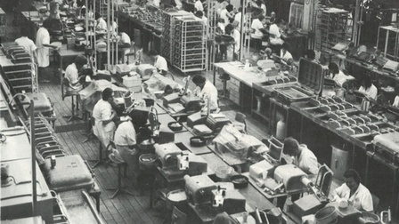 Fabrikshalle mit Arbeitern