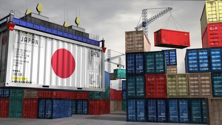 Containerhafen - ein Container trägt die japanische Flagge