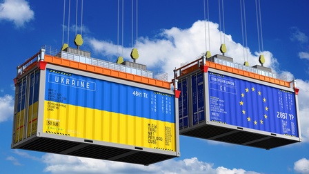 Zwei Container - einer trägt die Flagge der EU, der andere die Flagge der Ukraine