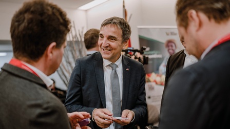 Aussenwirtschaft-Abteilungsleiter Michael Otter im Gespräch mit zwei Exporteuren<br />
