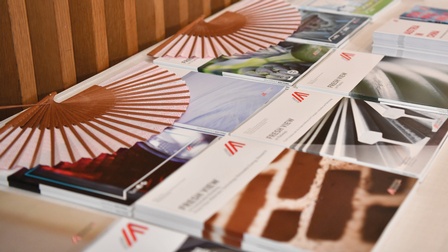 Verschiedene Fresh View-Ausgaben aufgelegt auf einem Tisch<br />
