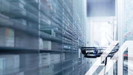 Moderner Apothekenlagerraum, Roboterhände ordnen und lagern Medikamente in einer Apotheke.