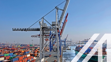 Container Terminal einer Werft, bunte Container und Frachtschiff im Wasser