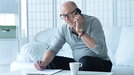 Ein Mann arbeitet mit Listen