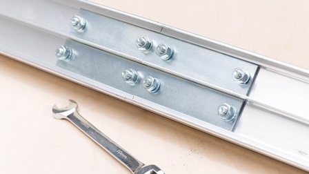 Aluminium-Profile und ein Schraubschlüssel